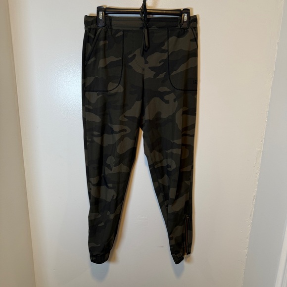 Albion fit Jetsetter joggers green camo women's size XS - Picture 1 of 5